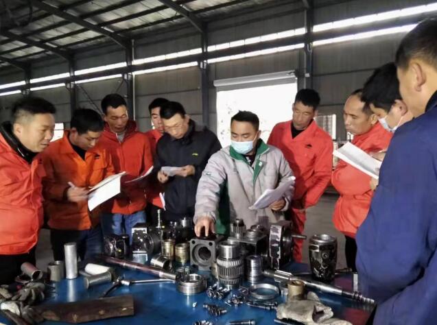 亞舟重工售后主管正在對客戶方工作人員進行現(xiàn)場技術(shù)培訓